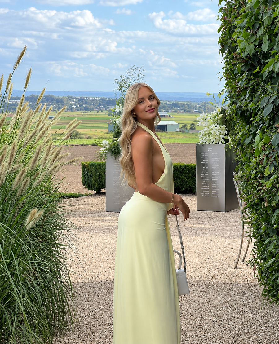Vestido largo halter con aberturas laterales y espalda descubierta