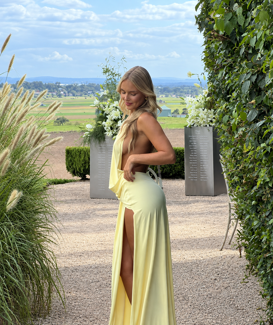 Vestido largo halter con aberturas laterales y espalda descubierta
