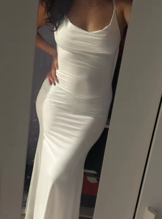 Clienta con el vestido largo blanco ceñido, de frente