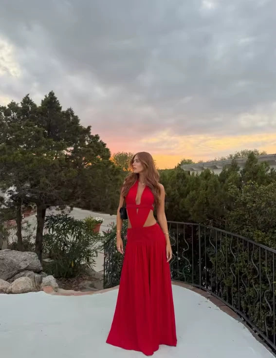 Clienta con el vestido largo rojo halter, de frente